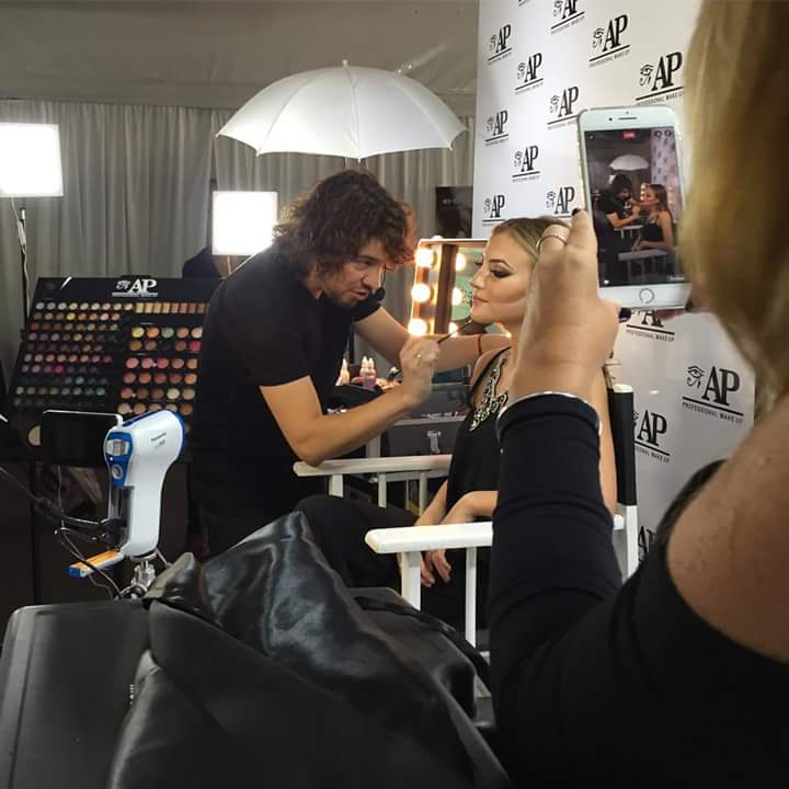 MARTINBLANCOMAK's tweet photo. Un gusto poder compartir @BUONAESTETIKA junto a @apmaquillaje  #lovemakeup #makeuphd #apmakeup
#martinblancoensurostro https://t.co/HKzDbmVwF1