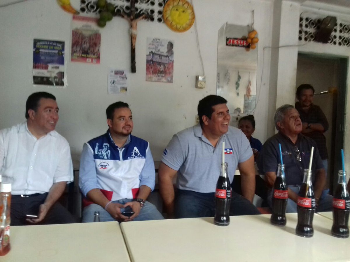 andrechavarria1's tweet photo. Reunidos con lideres de Panchimalco. #PXLP https://t.co/j1Iv3a8UMd