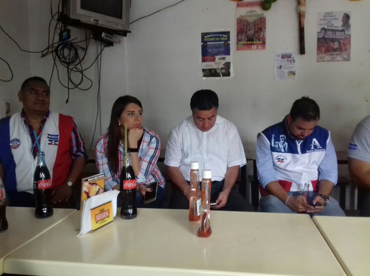 andrechavarria1's tweet photo. Reunidos con lideres de Panchimalco. #PXLP https://t.co/j1Iv3a8UMd