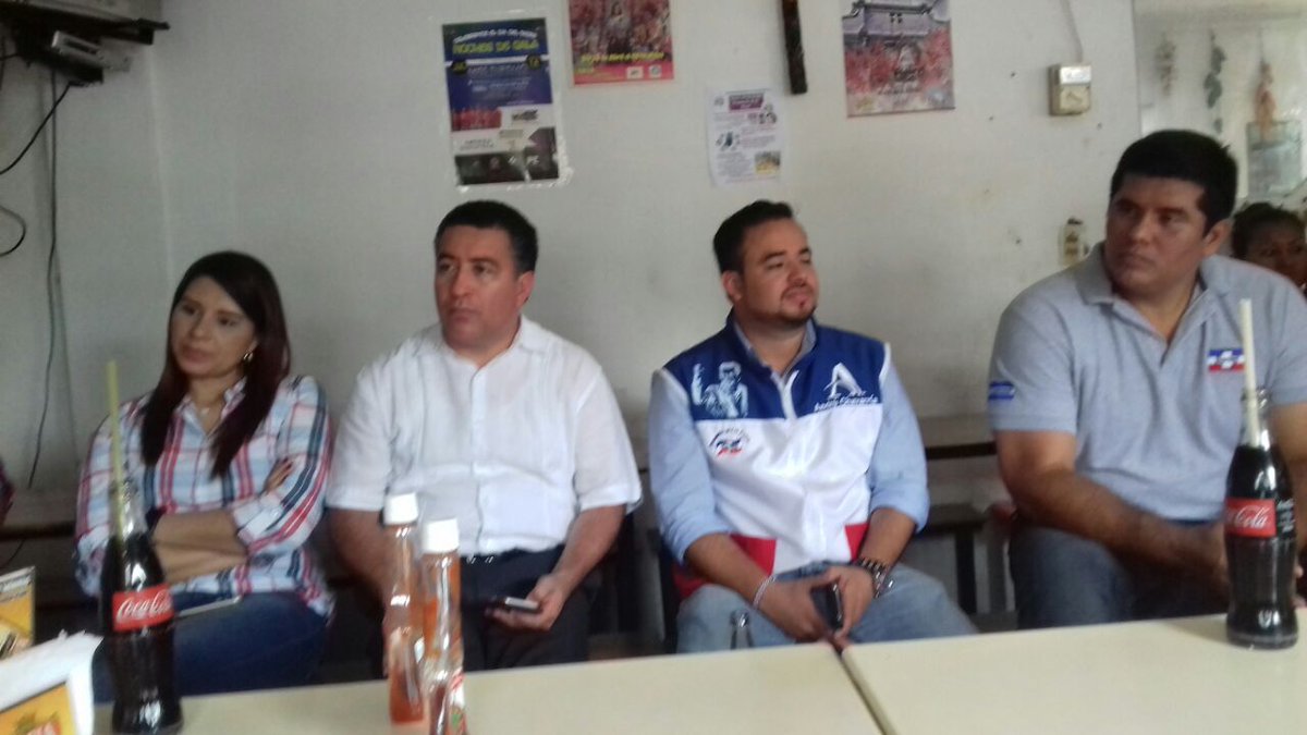 andrechavarria1's tweet photo. Reunidos con lideres de Panchimalco. #PXLP https://t.co/j1Iv3a8UMd