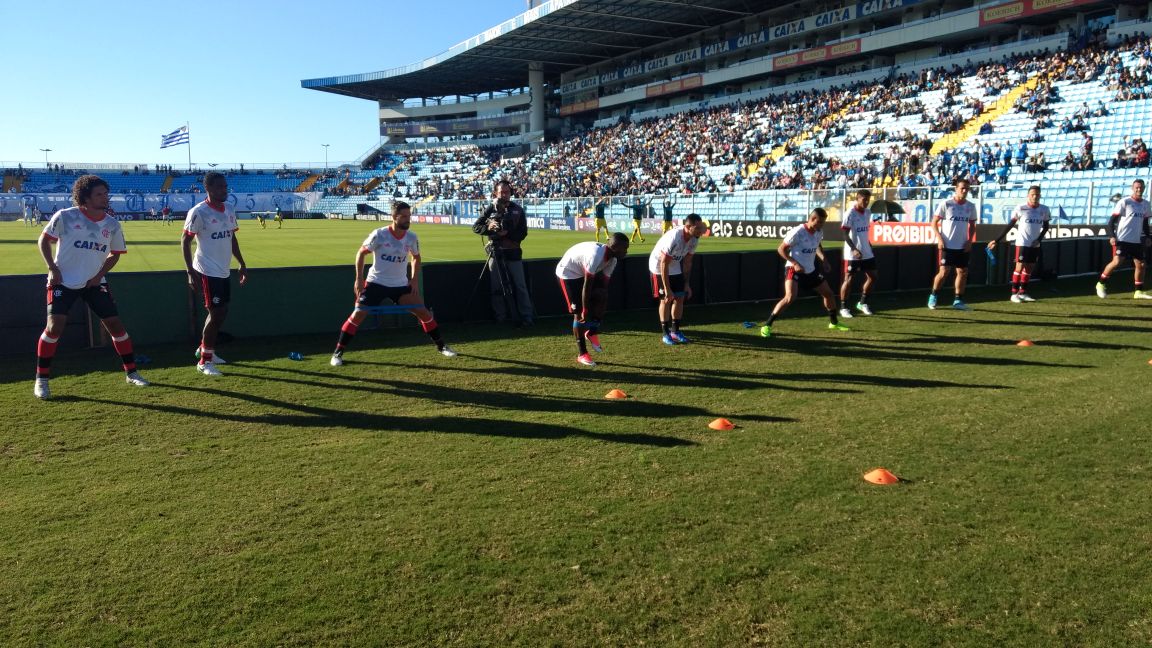 O elenco rubro-negro já está no aquecimento no gramado da Ressacada! #AVAxFLA