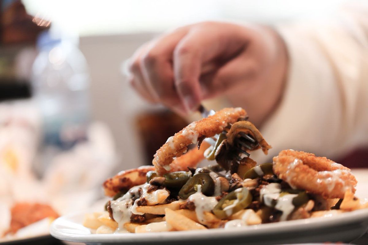 Who can say no to fries + onion rings + jalapenos 😍