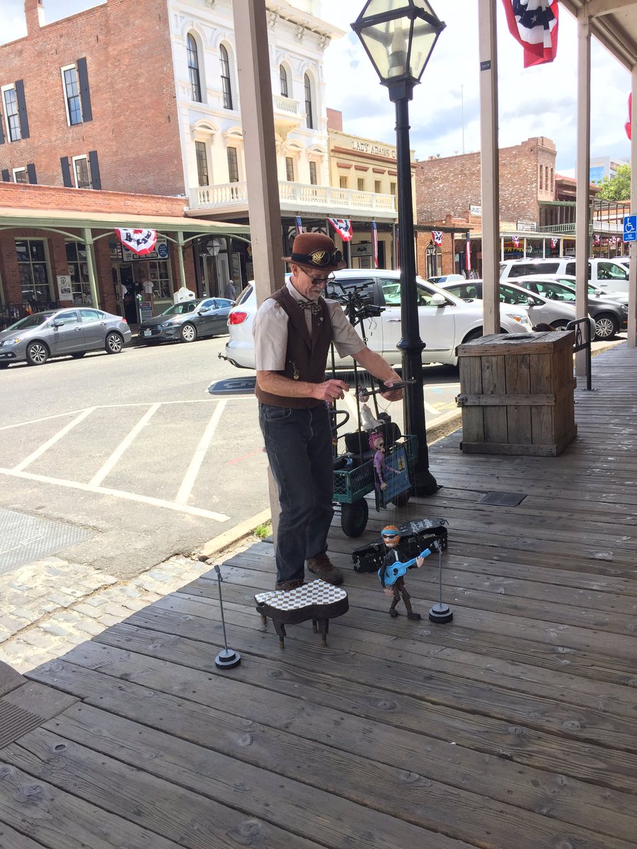 RKK70's tweet photo. Old town Sacramento. Puppeteer. #lostartform https://t.co/DNwyMNLmKQ