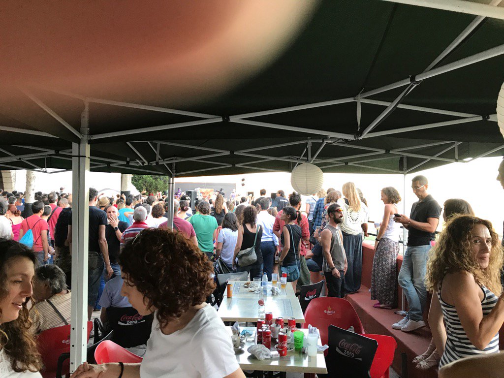CidOscarcid's tweet photo. Presentació del nou disc de Pepet i Marieta a l'ermita de la Pietat (Ulldecona). Bon rotllet i paisatge meravellós. https://t.co/AyhWQOITjH