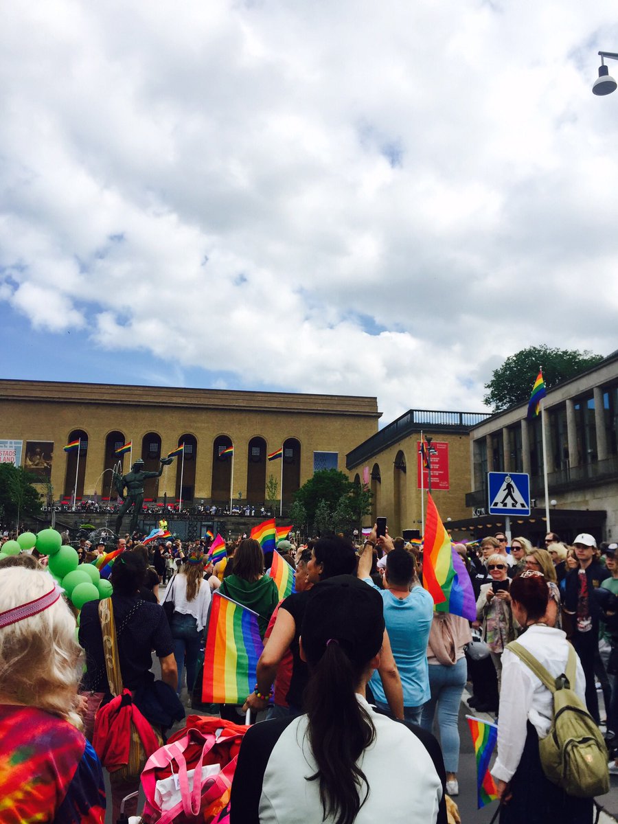 FailnamnLisa's tweet photo. Det var rätt kul &amp; gå west Pride paraden igår! Har aldrig gått den innan! ❤️💛💚💙💜🏳️‍🌈 https://t.co/voOZYY2o5D