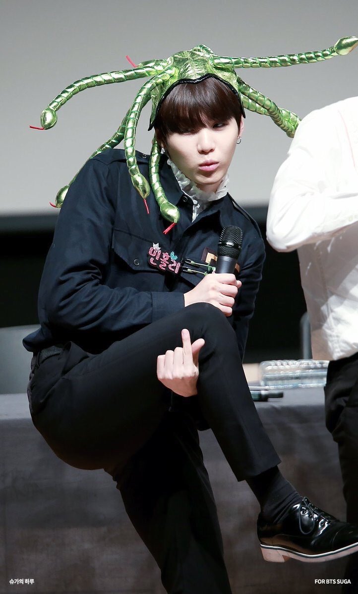 RebelleFern's tweet photo. คุณชูก้าและเครื่องประดับหัวของเค้า 😆 #AGUSTD #BTSWEEK2017 https://t.co/NrGiI3k5YB