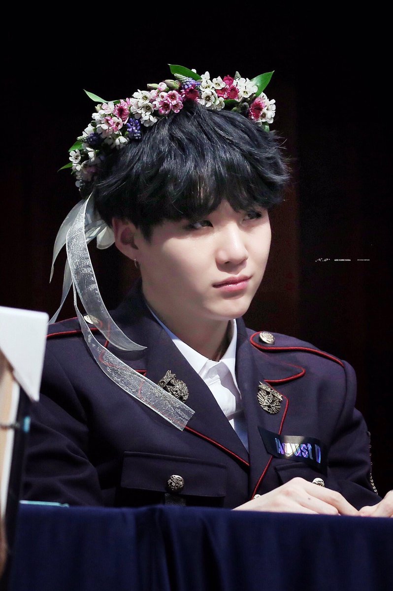 RebelleFern's tweet photo. คุณชูก้าและเครื่องประดับหัวของเค้า 😆 #AGUSTD #BTSWEEK2017 https://t.co/NrGiI3k5YB