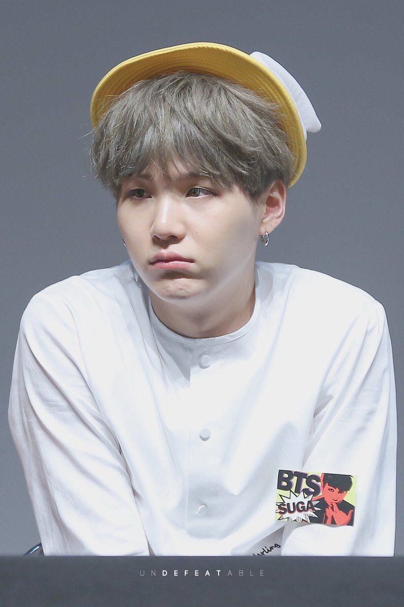 RebelleFern's tweet photo. คุณชูก้าและเครื่องประดับหัวของเค้า 😆 #AGUSTD #BTSWEEK2017 https://t.co/NrGiI3k5YB