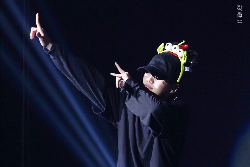 RebelleFern's tweet photo. คุณชูก้าและเครื่องประดับหัวของเค้า 😆 #AGUSTD #BTSWEEK2017 https://t.co/NrGiI3k5YB