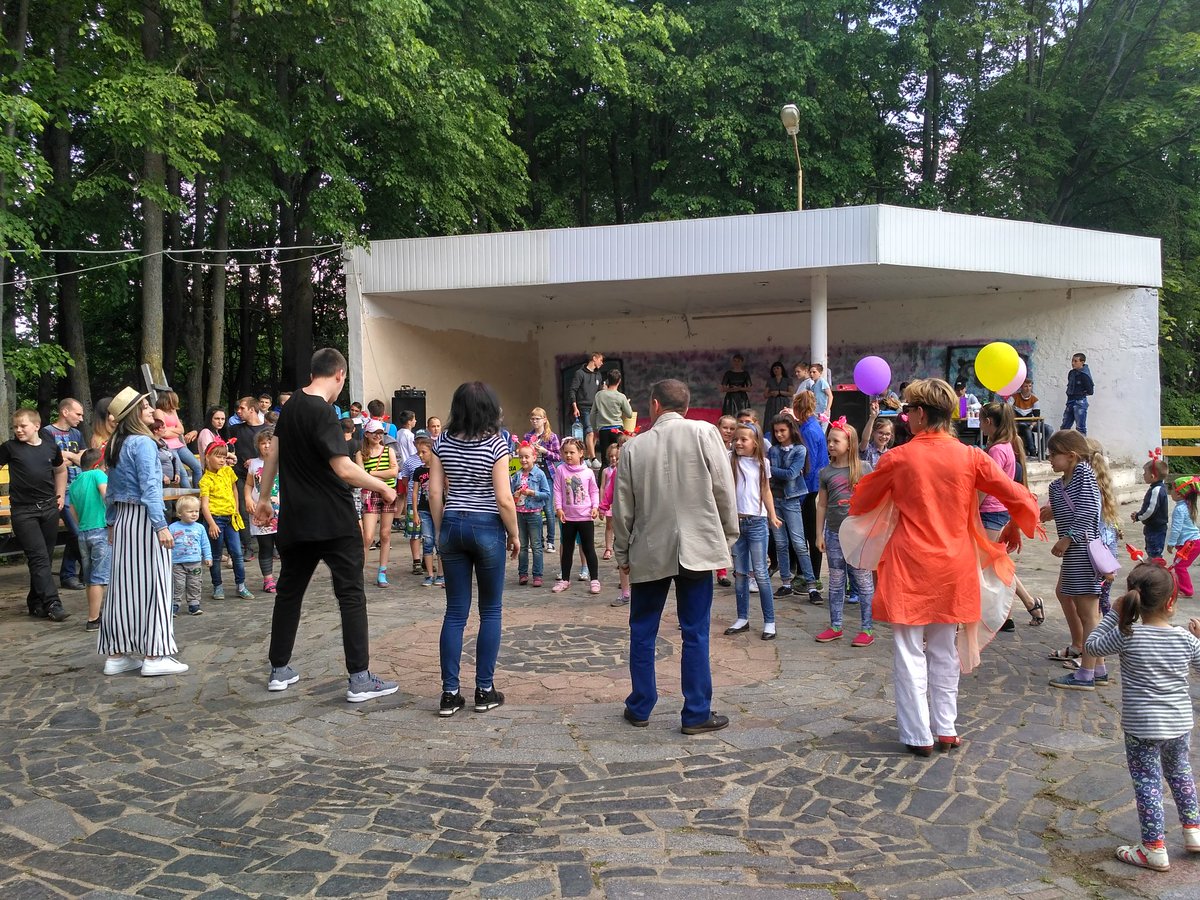 KrivonosMA's tweet photo. #Bailaremos в #Кардымово на #COSMOSparty проводят мастер-класс по парным социальным танцам - сальсе и бачатте https://t.co/ORpLnZn0qS