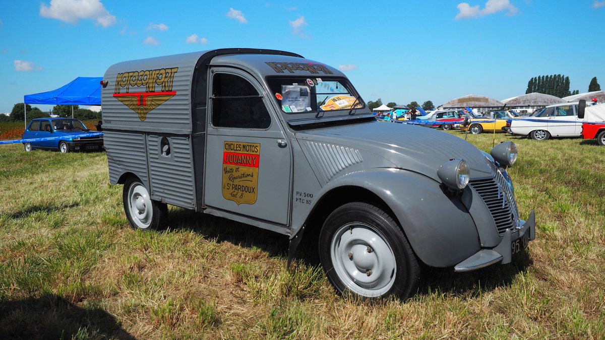 PYEtienney's tweet photo. Fourgonnette #Citroën #2CV AZU. Il fallait bien ça pour suivre les #Motoconfort et #Motobécane.
#LocomotionEnFête https://t.co/03VU35VPot