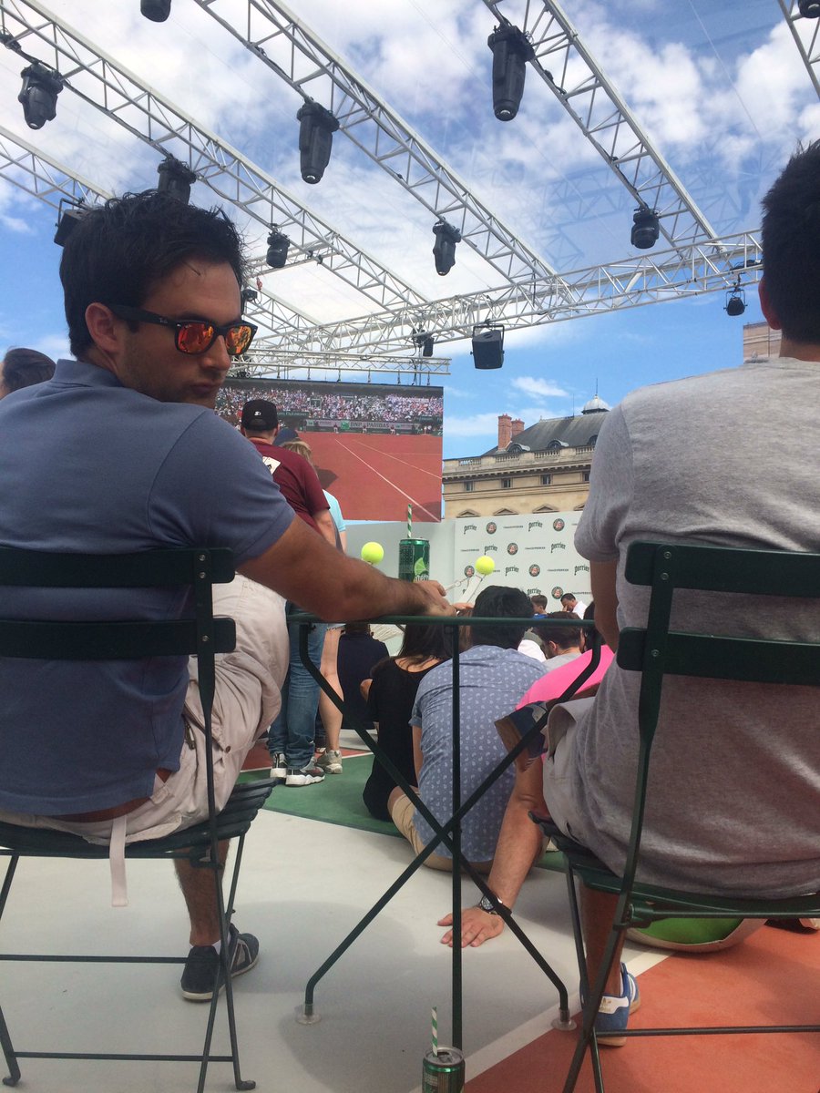 constgrd's tweet photo. Je veux faire le #SmashPerrier parce que je ne vois pas le match à cause de ces deux rigolos ! https://t.co/rpToIp8sY9