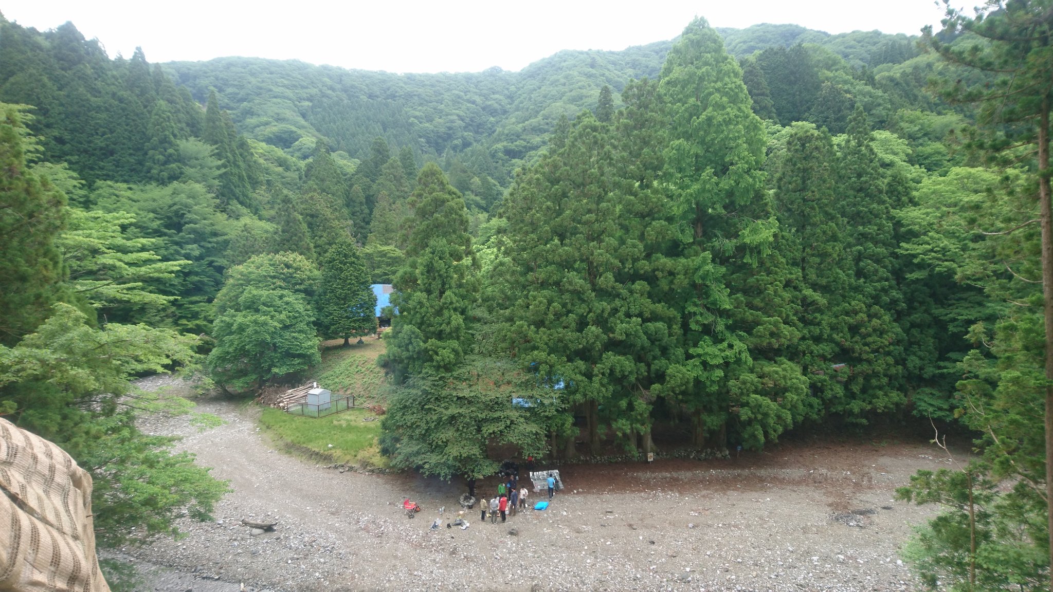 名古屋大学ワンダーフォーゲル部 on X: 茨川の名大ワンゲル小屋の修理お手伝い。実質焚き火宴会目当てだったり…笑 それにしてもやはり、茨川良いところだなと再確認しました。後輩に末永く使って貰うためにも、続く修理頑張りたいです！  t.cozpfuTuncXa  X