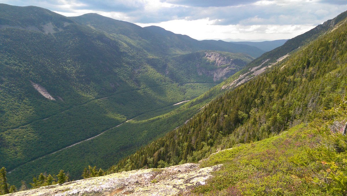 JamCharlesworth's tweet photo. More from Webster Cliff hike: Crawford Notch / Southern Presis with Washington in distance. #WhiteMountains #Finding4000 https://t.co/KXxOC2OftX