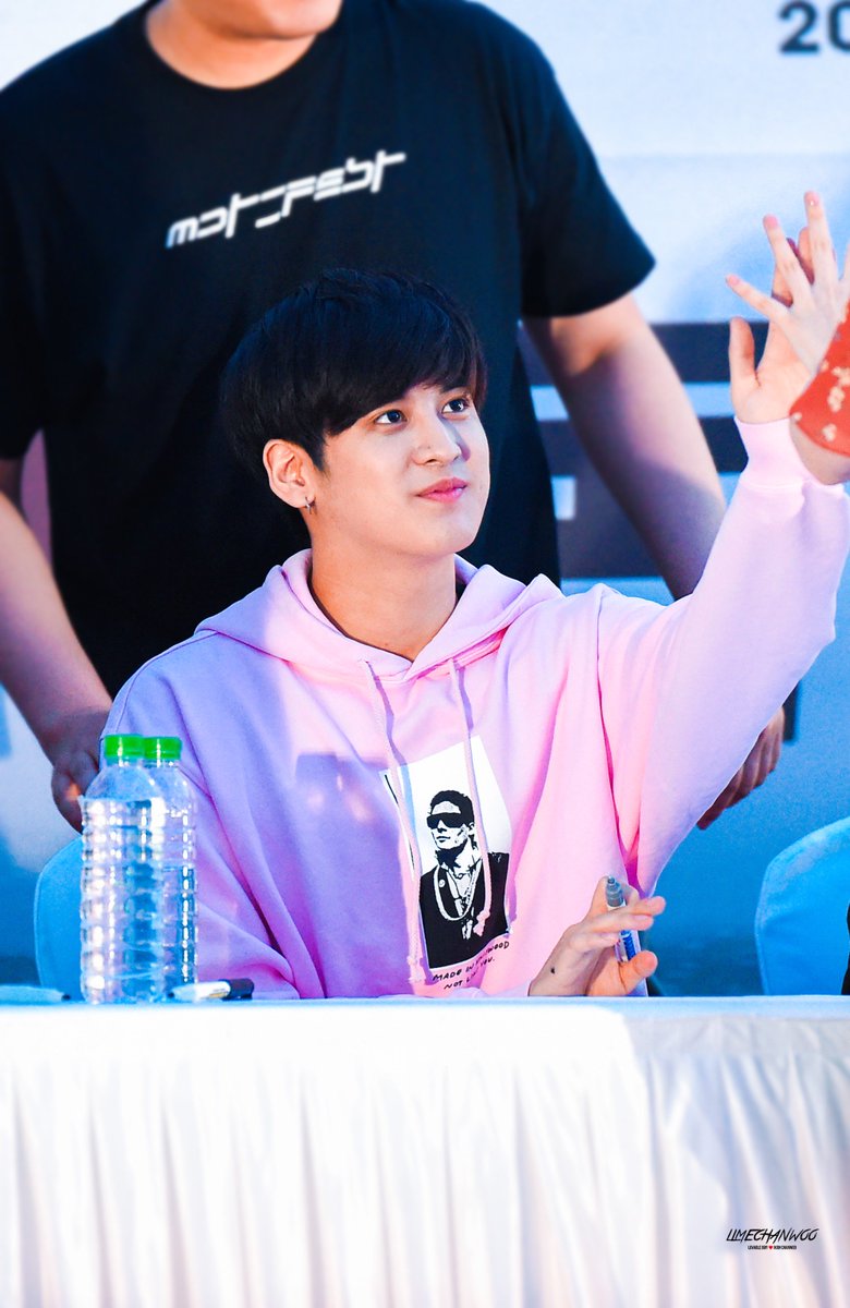 lime_chanwoo's tweet photo. limechanwoo > 170609 신촌 
핑크색 넘 잘어울리지~~~~~~~~
https://t.co/IBAUk2dAq3
https://t.co/TbK6e6TXh1 https://t.co/PRZ9ARFTVT