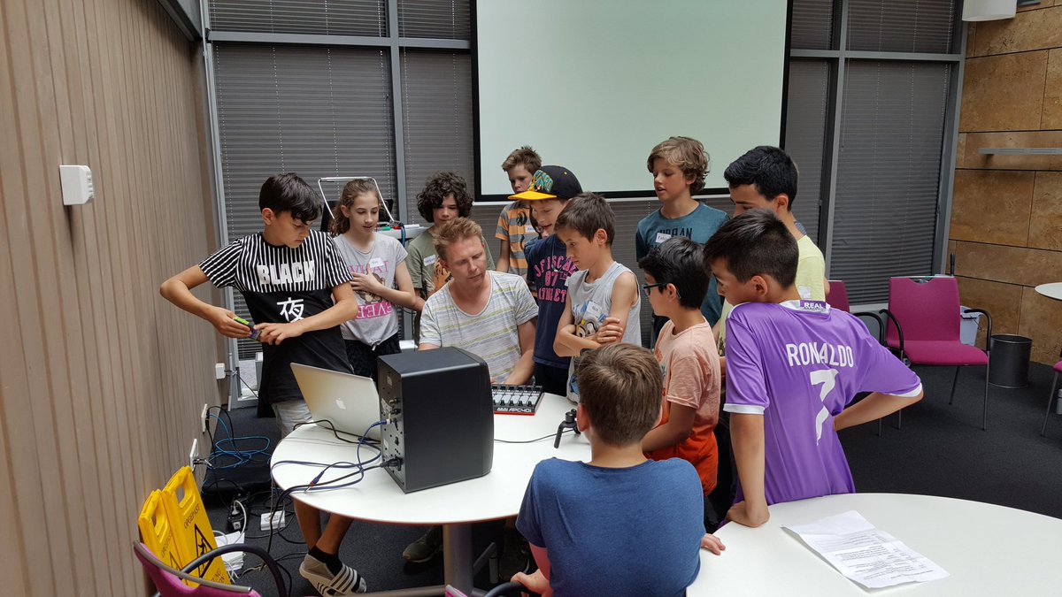 KidsCollegeApel's tweet photo. Groep 1 en 2 aan het dansen met @Come_Correct , vloggen met onze eigen Boise en mixen met @United_DJSchool. #vet #gaaf #samenwerken https://t.co/0t9r28jc06