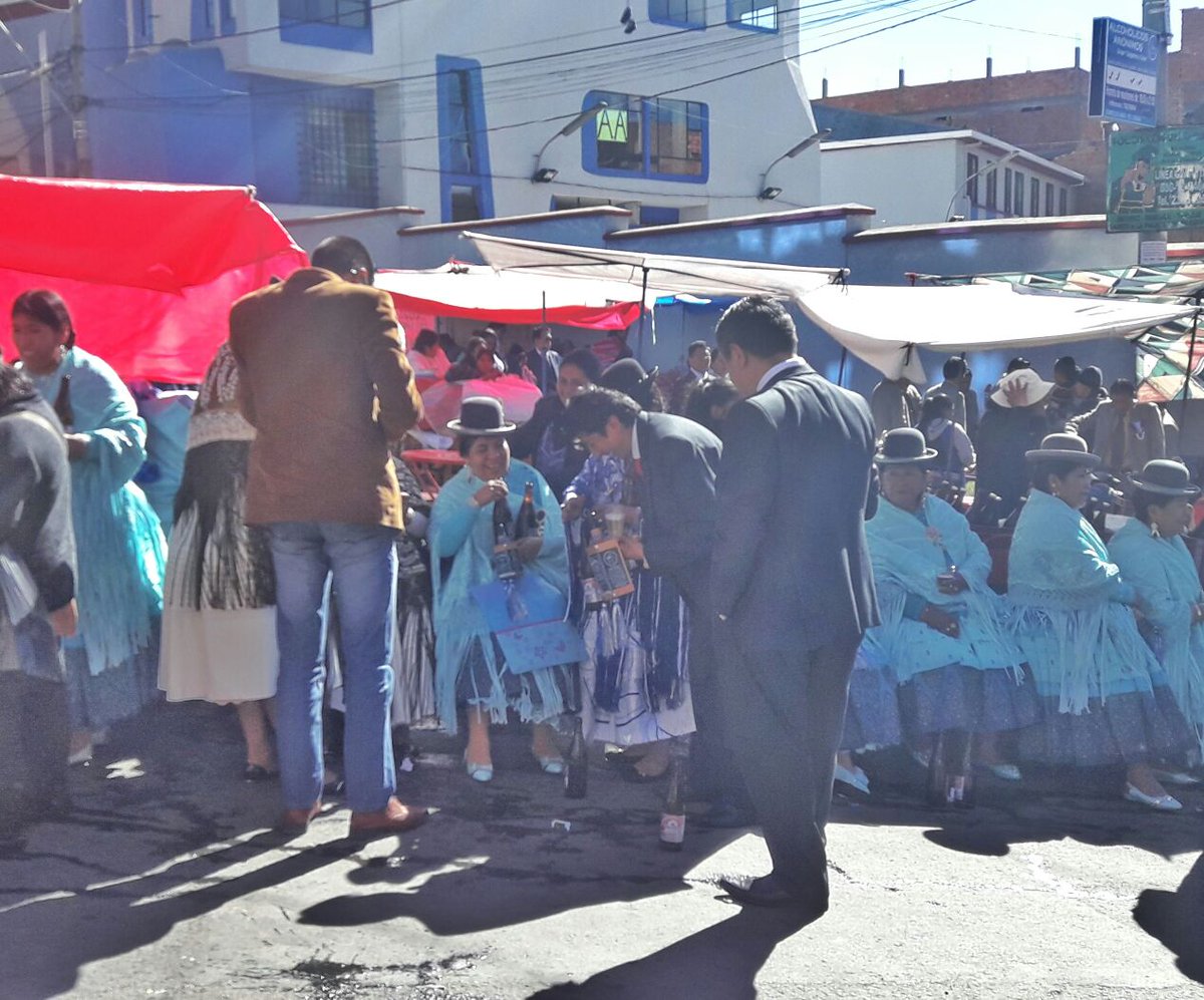 LaRazon_Bolivia's tweet photo. Los fraternos de la morenada Plana Mayor comparten comida y bebida en la diana del #GranPoder2017 https://t.co/qwgnLiXkKG