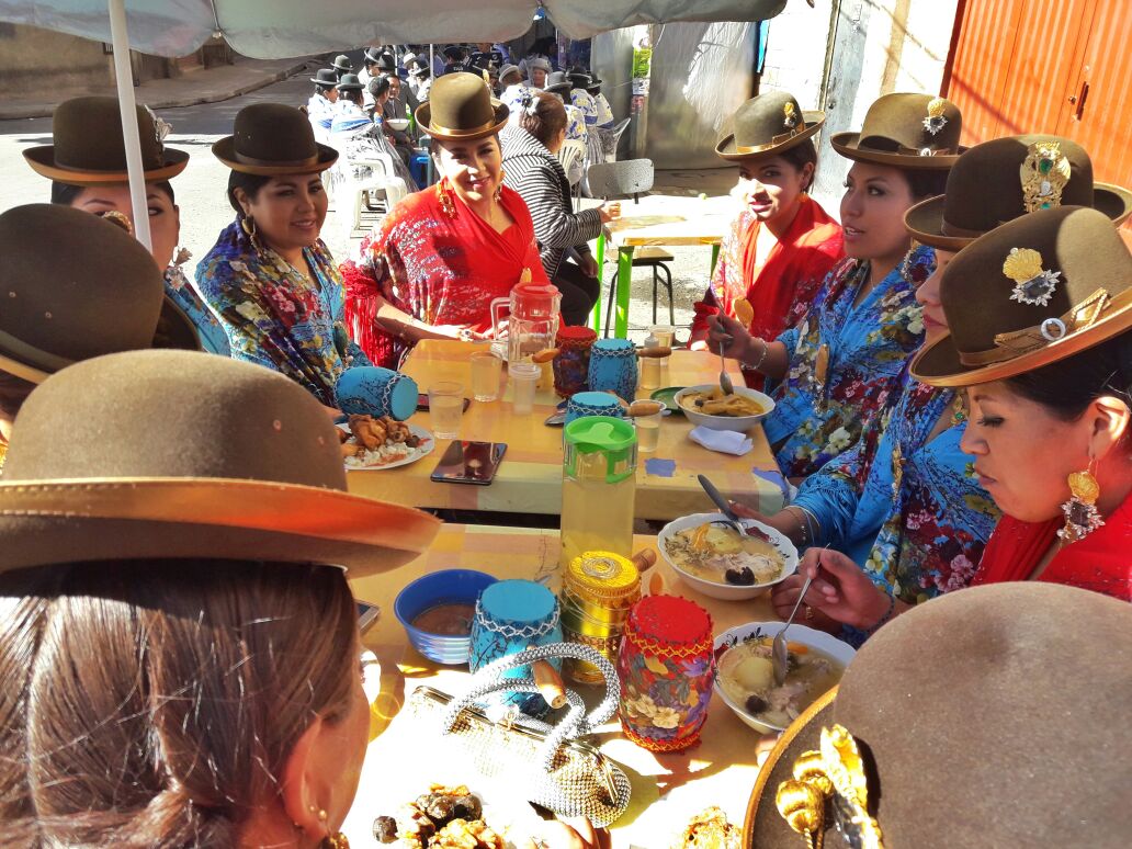LaRazon_Bolivia's tweet photo. Los fraternos de la morenada Plana Mayor comparten comida y bebida en la diana del #GranPoder2017 https://t.co/qwgnLiXkKG