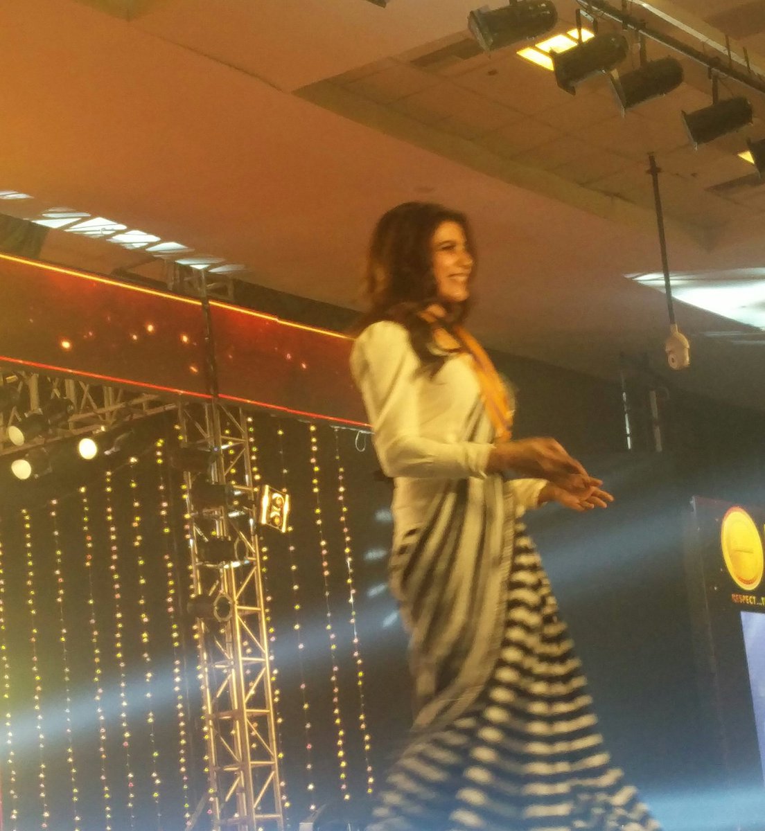 LMKMovieManiac's tweet photo. .@Samanthaprabhu2 dedicates her People's Choice medal to #Ilayathalapathy #Vijay & @Atlee_dir https://t.co/aTpdg5joJS