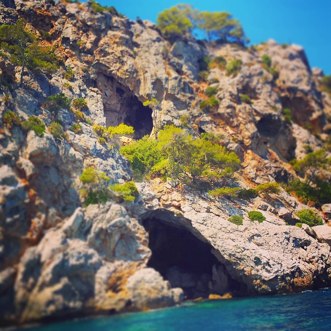 RoronsTV's tweet photo. A  MISTERIOUS CAVESYSTEM IN MALLORCA, SPAIN
🇪🇸❤💛❤
Follow: @rorons_tv

#mallorca #spain #cave #travel #holiday #chill  #holidays https://t.co/nh3836pVjN