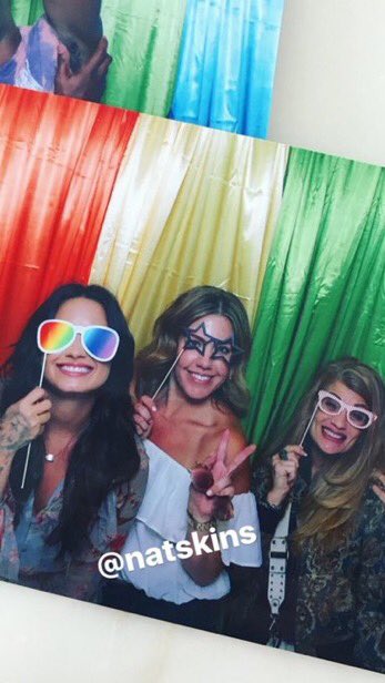 mutiraolovatic's tweet image. Demi postou essas fotos no seu Instagram Story