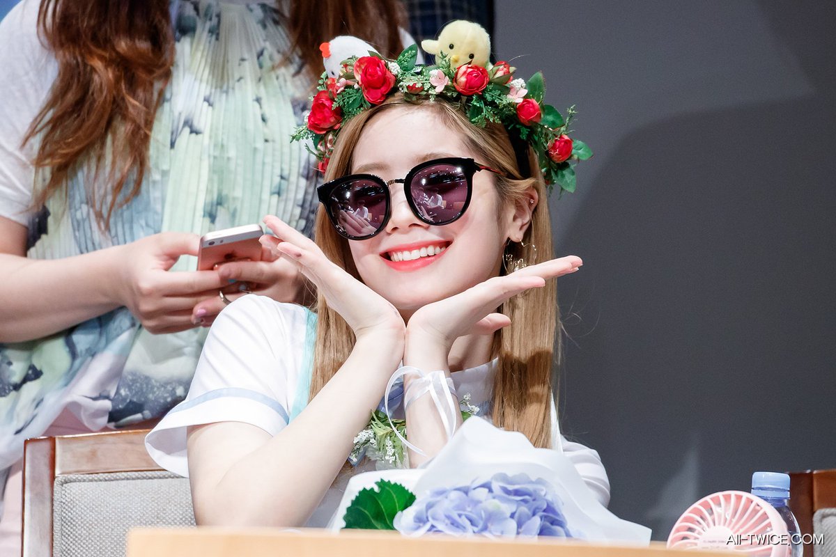 alltwicecom's tweet photo. 170607 상암팬싸인회 #트와이스 #TWICE #다현 https://t.co/lQbjb2PLrK