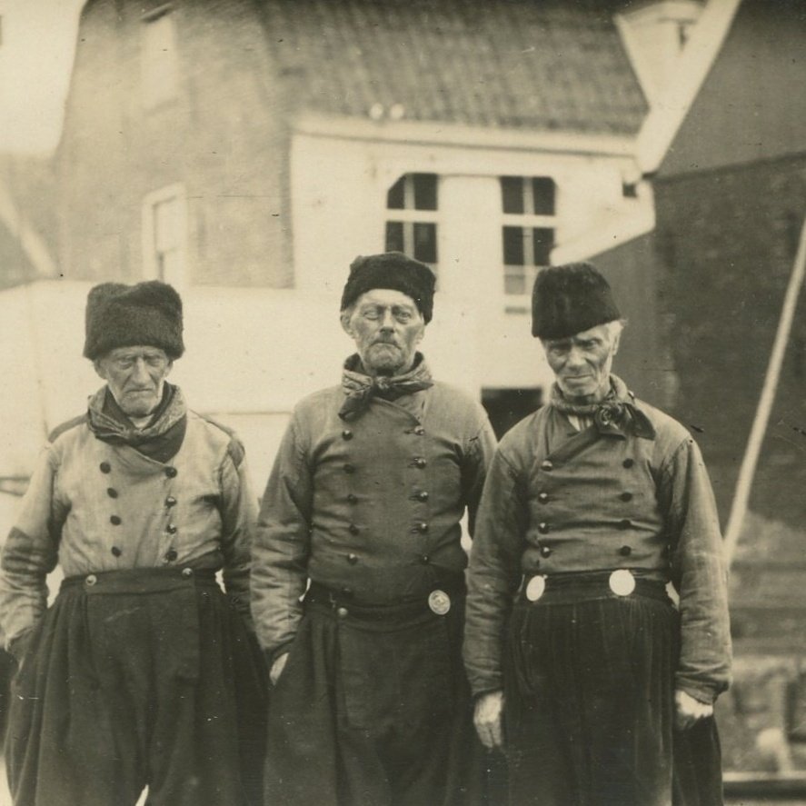 alyssa_knapp's tweet photo. Three Old Men
Volendam, Holland

Now available here:
https://t.co/Dbl5033Qd1

#vintage #photography #holland #blackandwhite #history #europe https://t.co/kbCPyOex8q