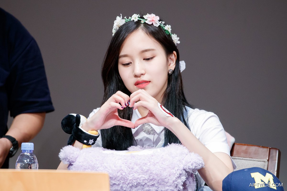 alltwicecom's tweet photo. 170607 상암팬싸인회 #트와이스 #TWICE #미나 https://t.co/7XEsOMHBCu