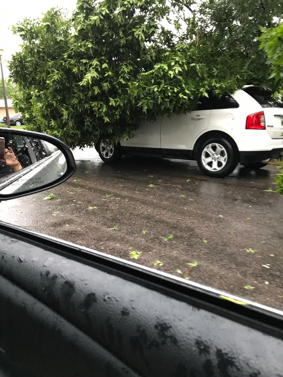 Guiseppi_daLoon's tweet photo. Tough morning in  #Monti....  storm ripped through the hood #nosirens #SundayCleanup🌩⛈⛈🌩 https://t.co/g5sIGTVcZ8