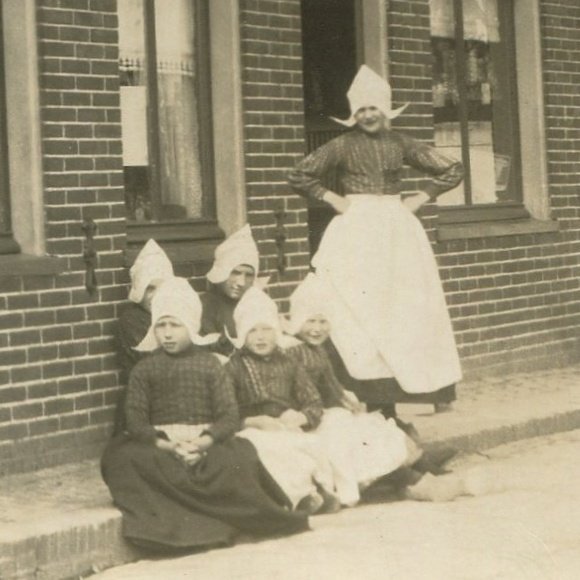 alyssa_knapp's tweet photo. Old Woman &amp; Girls
Volendam, Holland

Now available here:
https://t.co/l53DIbD0kG

#vintage #photography #holland  #history #europe https://t.co/km2C9JRUg4