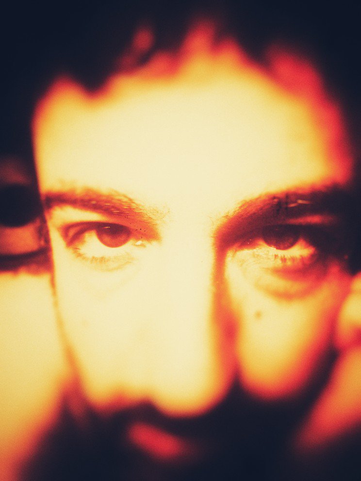 Me deslizaba por las grietas de una joya robada, e hice de equilibrista con zapatos de dos toneladas.
Pronto un tema adelanto del nuevo disc