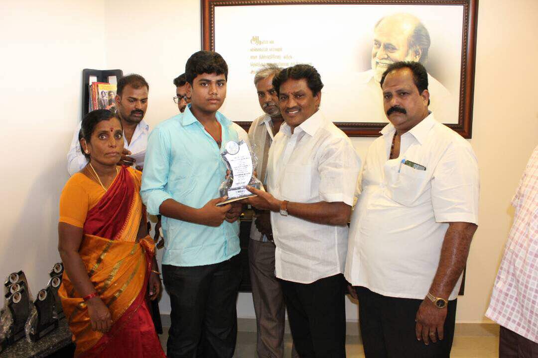 FullOnCinema's tweet photo. Vellore district head #SolingarRavi provided scholarship fee for class X and XII students of #Solingar @superstarrajini @Latharajnikant https://t.co/tEeU5VFR57