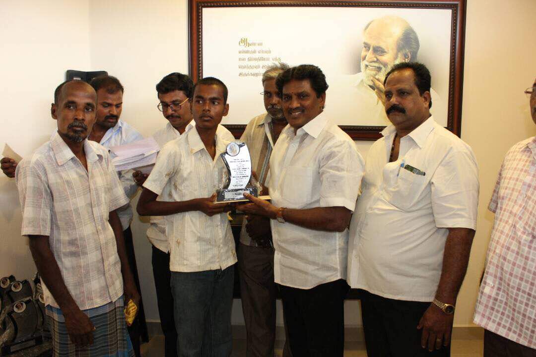 FullOnCinema's tweet photo. Vellore district head #SolingarRavi provided scholarship fee for class X and XII students of #Solingar @superstarrajini @Latharajnikant https://t.co/tEeU5VFR57