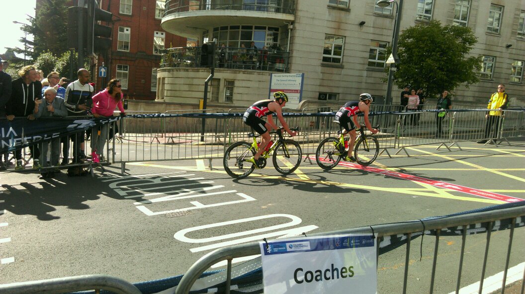 #WTSLeeds Brownlee brothers at the end of lap 3 with 30sec lead