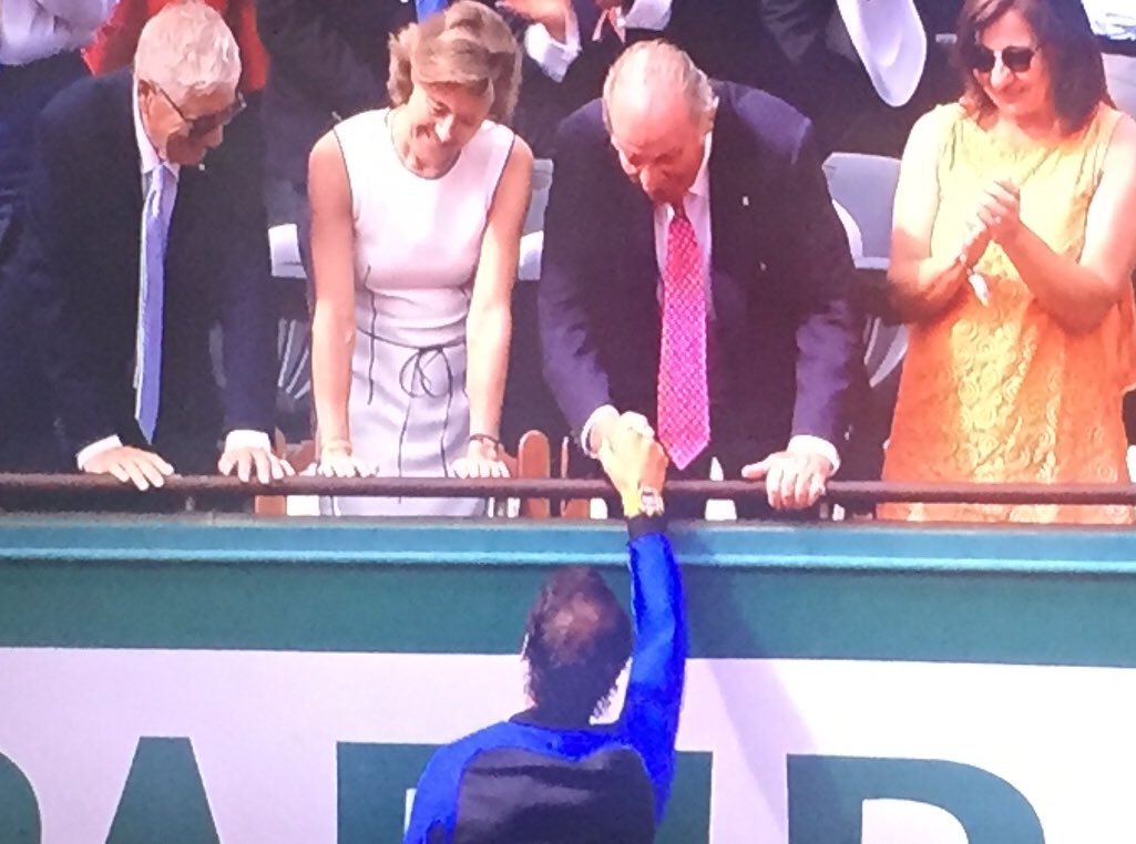 aroquesihombre's tweet photo. El Rey saludando a Juan Carlos I 

#RolandGarros2017 https://t.co/uVv55LBvBu