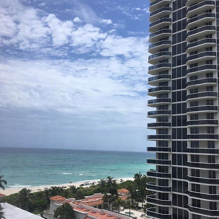 MBeachResort's tweet photo. View goals from Miami Beach by @moi_cristina 🌅🤙🏼 https://t.co/1zHrEezvr9 https://t.co/deJL01oMXk