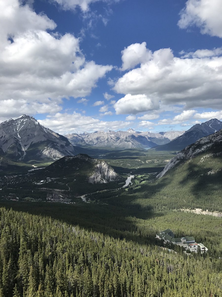333Stacey's tweet photo. Beautiful views at the top! #banff2017 #banffadventure #Canada150 https://t.co/SCEdftZjIV