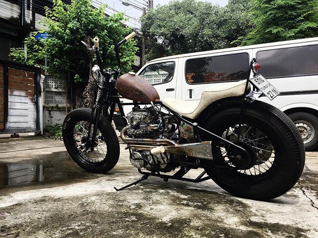 LowbrowCustoms's tweet photo. Check out dat exhaust on this xs650 📷: @ado88_ #choppers #xs650 #buildsomething #chapper #buildit #xs650choppers #killer #ftw #inspiration https://t.co/gyDqiz6orj