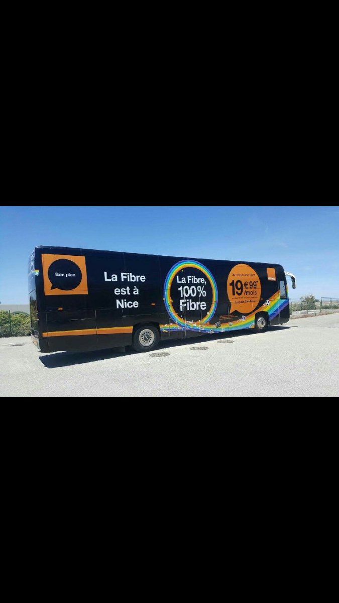 OrangeCap3000's tweet photo. Hey n'est-il pas #magnifique votre bus qui va vous connecter 🌐 à la #fibre ce lundi 😉 #Nice #Lingositere https://t.co/gUgk7mTQdR