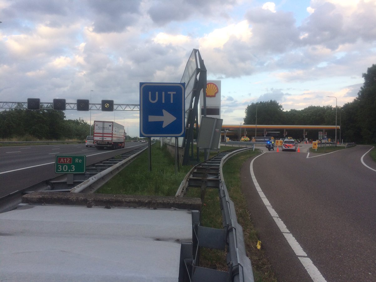 gwoonArthur's tweet photo. #A12 R 33,0 thv #Reeuwijk in opdracht tankstation #DeAndel afsluiten door middel van een verkeersmaatregel ivm een incident. Volg @112HM https://t.co/q6nUh5p2WC