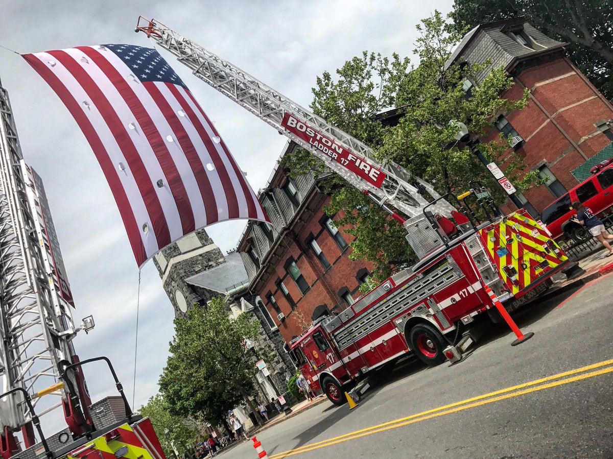 Jen_Royle's tweet photo. When your boys ladder is in front of your house #Charlestown #BunkerHillParade #Ladder17 https://t.co/USCC7ZUBgk