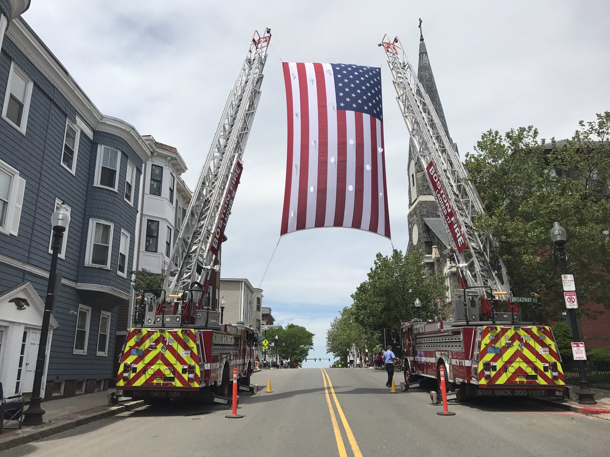 Jen_Royle's tweet photo. When your boys ladder is in front of your house #Charlestown #BunkerHillParade #Ladder17 https://t.co/USCC7ZUBgk