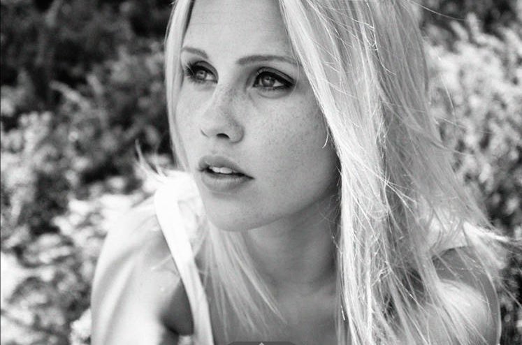    A very happy birthday to Claire Holt! ¡Feliz cumpleaños 