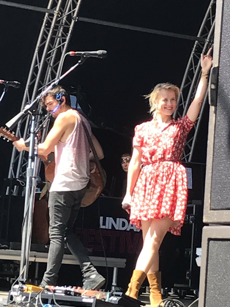MeijerMargriet's tweet photo. #lindafestival met #commonlinnets en #gallowstreet. En naaktschilderen bij #judithosborn. Wat een hit; 4xuitverkocht huis!danktweet 🙏🏻 https://t.co/6Xg9MzUEF8