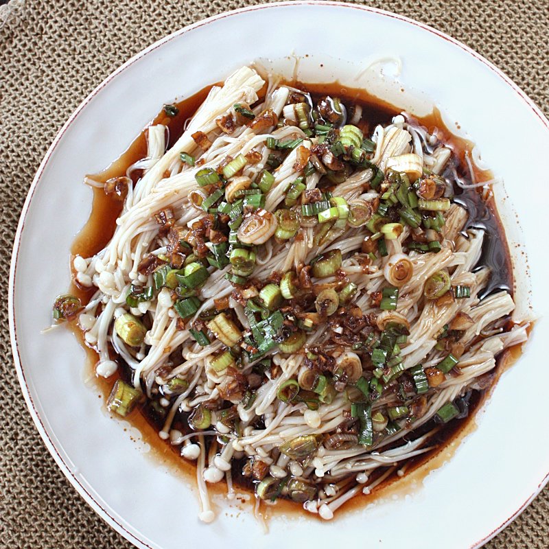 VforVeggy's tweet photo. Enoki with Garlic Scallion Soy Sauce https://t.co/GJ7IgsQGEU #enoki #mushrooms #chinesefood #vegan #glutenfree https://t.co/bQdiJtquqG