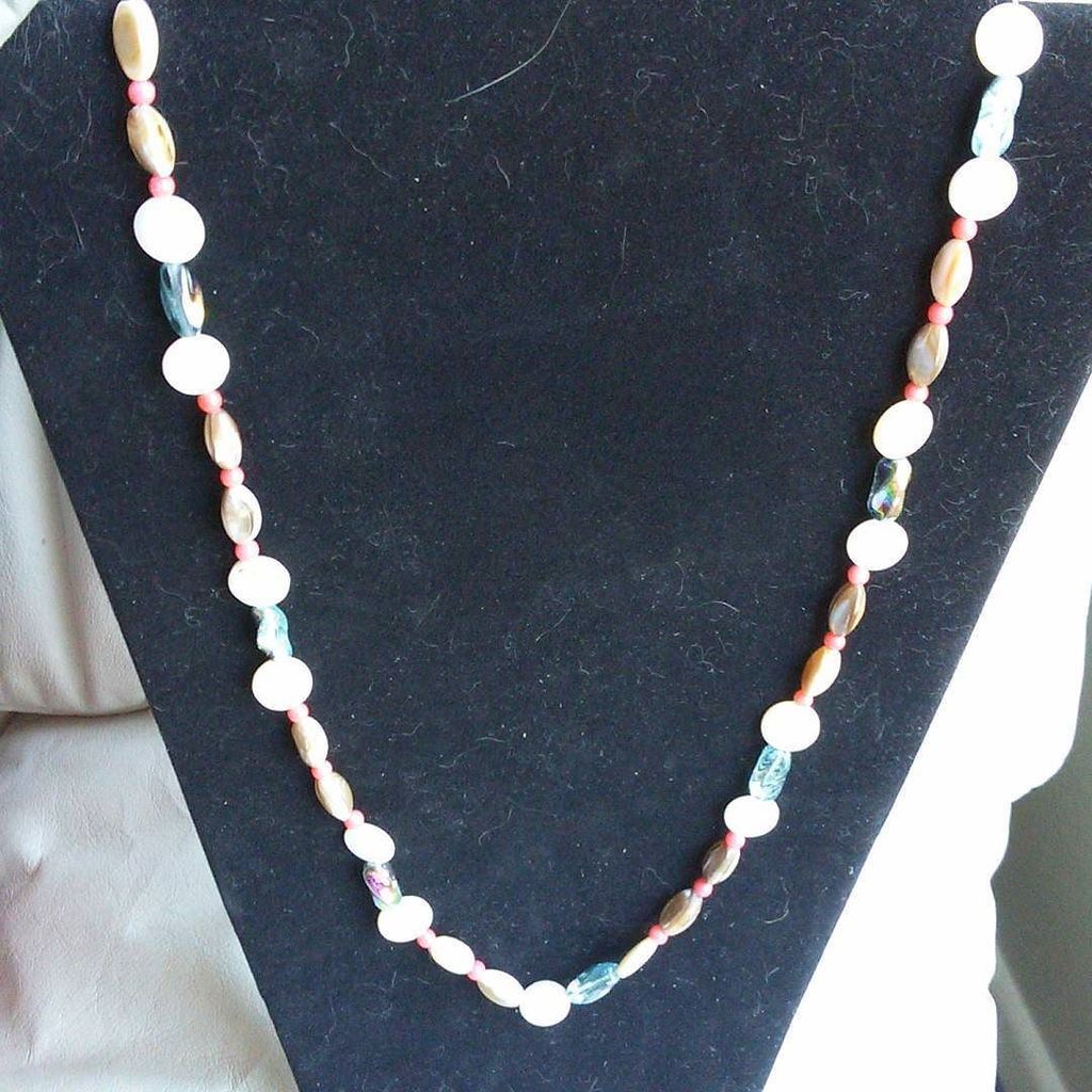 CloudyDaysShop's tweet photo. Creative juices are flowing! 35" Mother of Pearl, shell, coral and glass bead necklace #HandmadeJewelry #HandmadeNecklaces #CloudyDaysBouti… https://t.co/sW1FqdEmbo