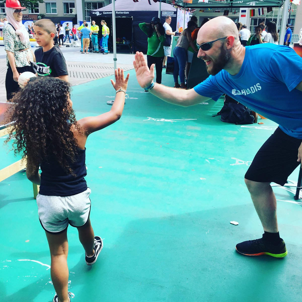 HeadisNL's tweet photo. Als je zeven jaar bent en je maakt je eerste punt dan ben je goed bezig! #highfive #weuro2017 #headis #010moves #Rotterdam @Sportstad https://t.co/arf2IWcE8G