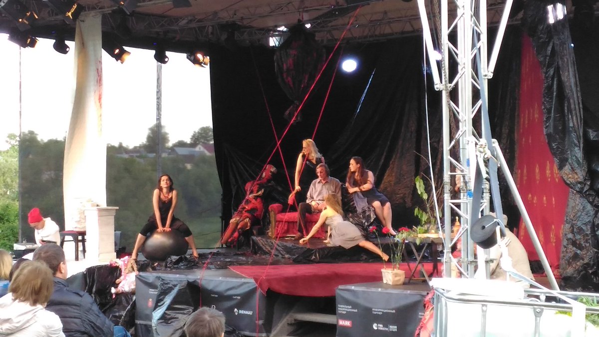 54Betti's tweet image. Скоро начнется наш спектакль ....