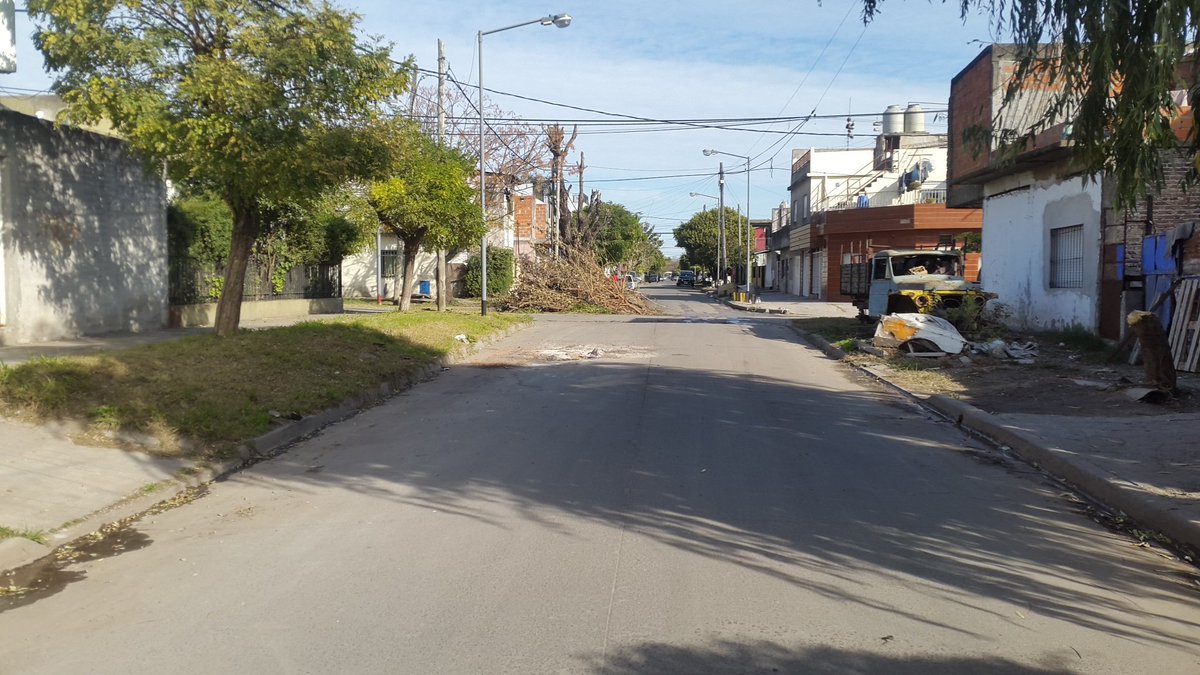 chupetho76's tweet photo. @Gkatopodis #LomaHermosa Sr. Intendente podría enviar gente para limpiar la cuadra. Los Jazmines y San Felipe . Gracias https://t.co/F3147xOF8a