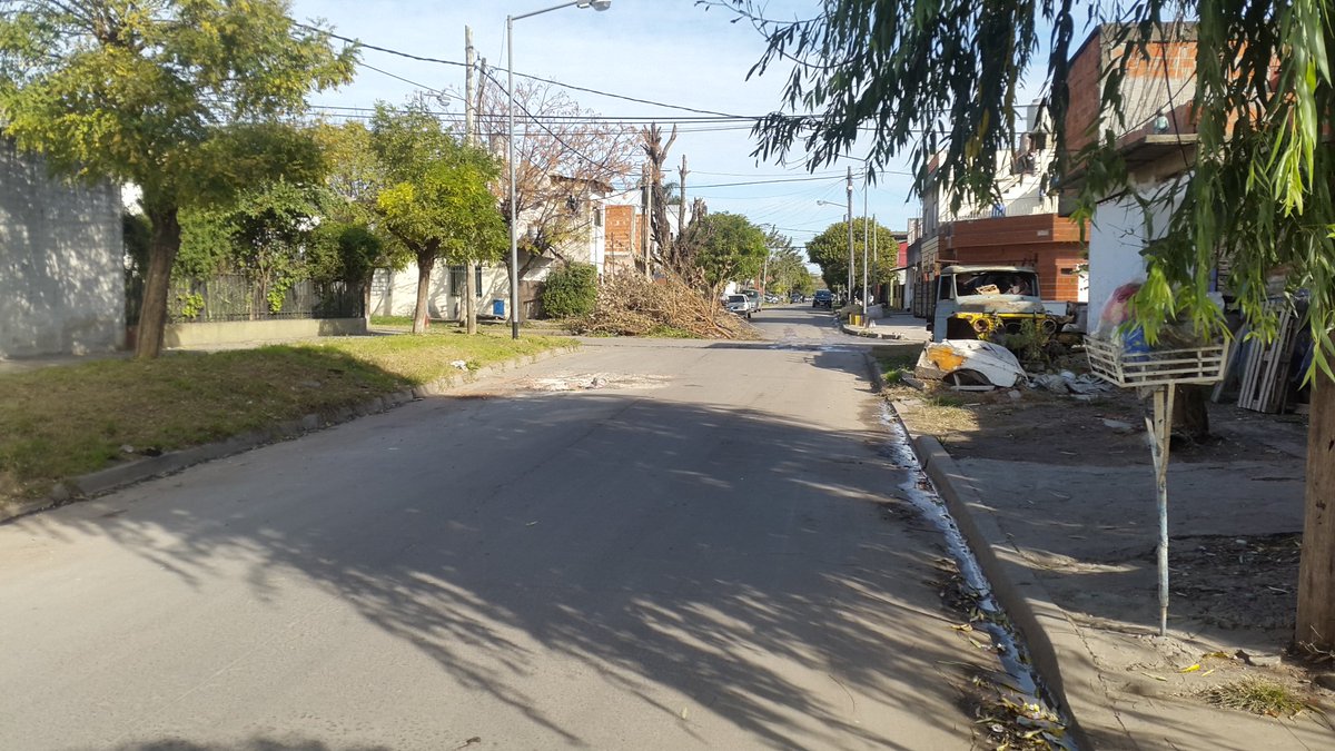 chupetho76's tweet photo. @Gkatopodis #LomaHermosa Sr. Intendente podría enviar gente para limpiar la cuadra. Los Jazmines y San Felipe . Gracias https://t.co/F3147xOF8a